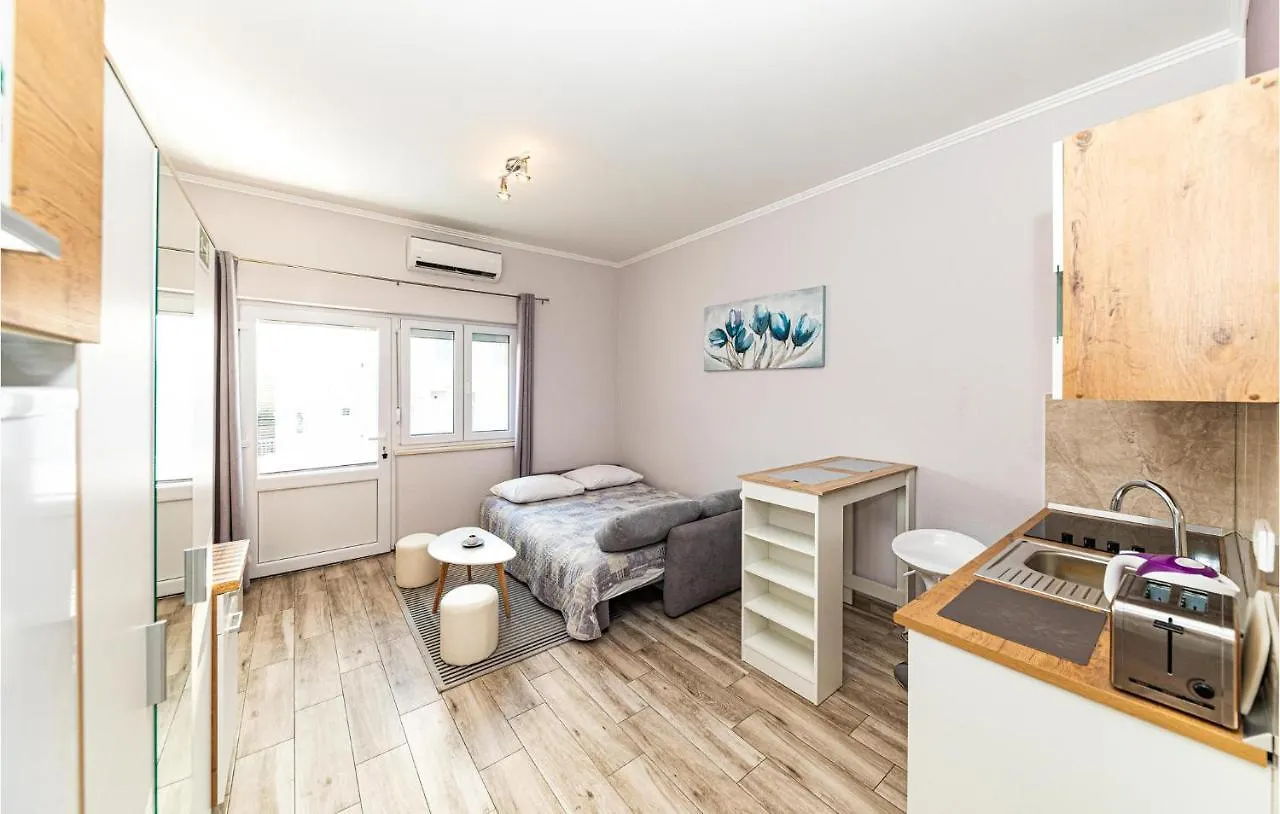Awesome Apartment In Kastel Luksic With Kitchen Kaštela