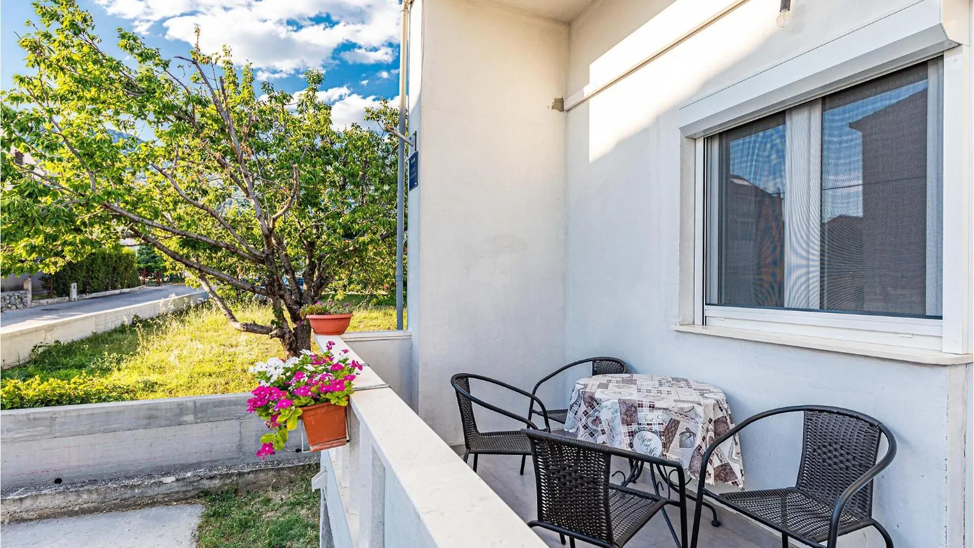 Awesome Apartment In Kastel Luksic With Kitchen Kastela