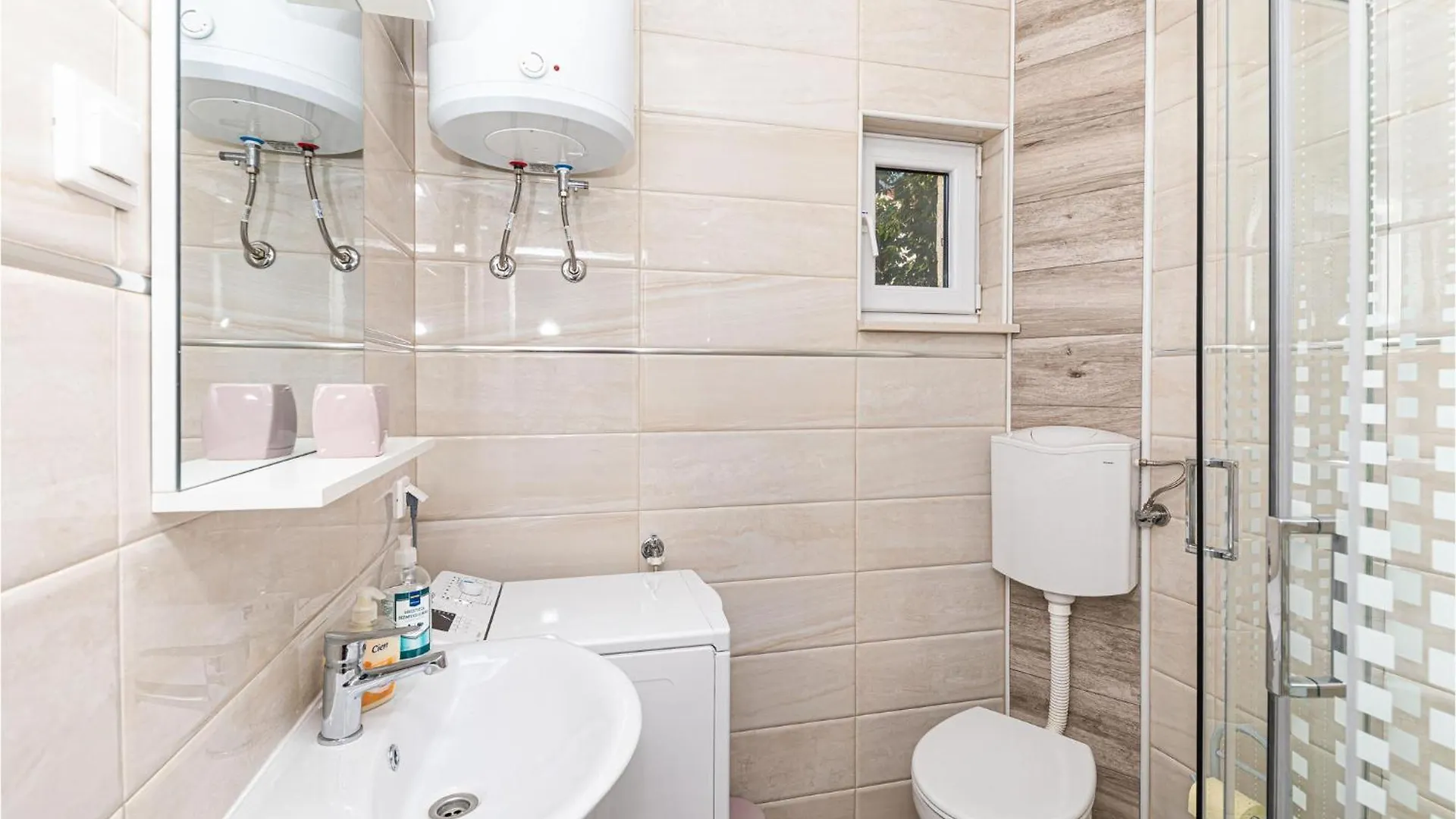 Awesome Apartment In Kastel Luksic With Kitchen Kaštela