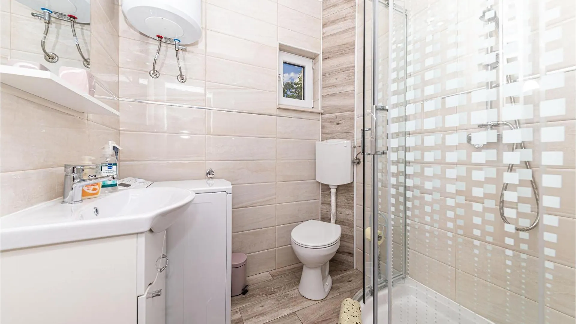 Awesome Apartment In Kastel Luksic With Kitchen Kaštela 0*,