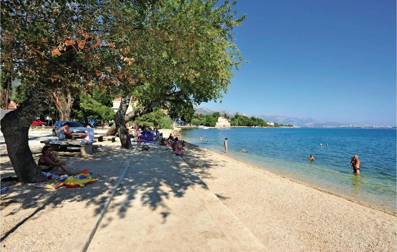 Awesome Apartment In Kastel Luksic With Kitchen Kaštela Chorvatsko